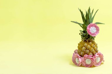Kağıt çiçeklerle süslenmiş ananas 