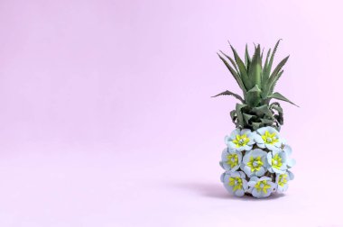 Kağıt çiçeklerle süslenmiş ananas 