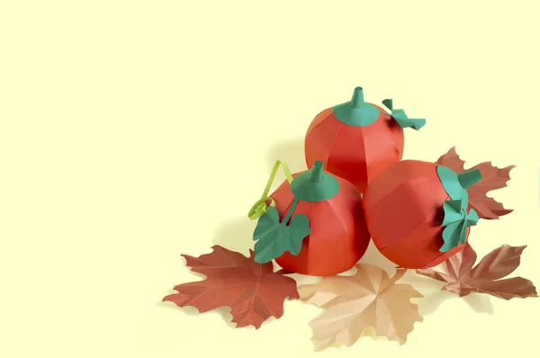 Abóboras de papel e folhas de outono — Fotografia de Stock