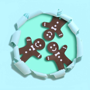 Delikli yırtık kağıt üzerinde Gingerbread kağıt erkekler 