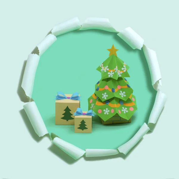Árbol de Navidad de papel y cajas de regalo en papel roto con agujero — Foto de Stock