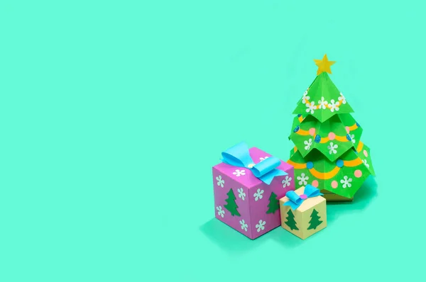 Árbol de Navidad de papel y cajas de regalo — Foto de Stock