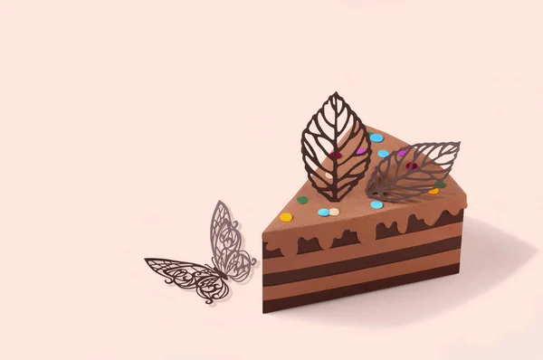 Кусок бумажного шоколадного торта Лицензионные Стоковые Фото