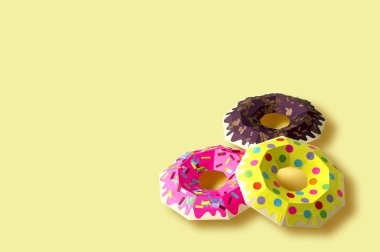 Sarı arka planda kağıt çörekler 