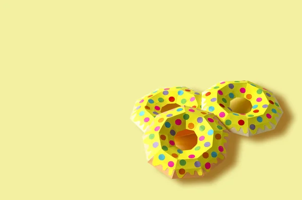 Papieren donuts op gele achtergrond — Stockfoto