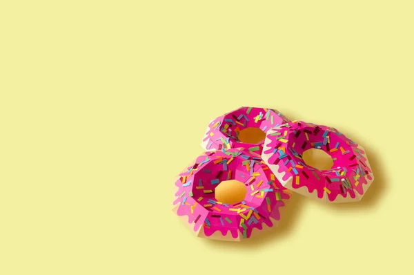 노란색 배경에 있는 종 이 도넛 — 스톡 사진