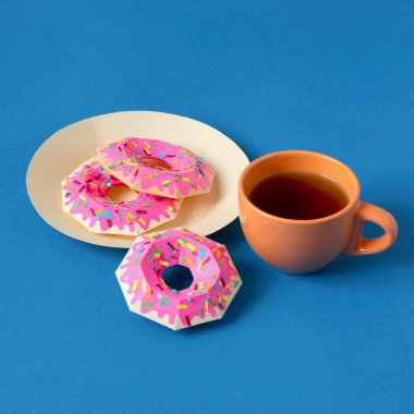 Kağıt çörekler ve gerçek çay. Gerçekçi el yapımı kağıt objeler. Kağıt sanat ve zanaat. En az sanat yemeği konsepti