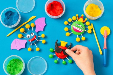 Çocuk mangır mankenliğinden korkunç koronavirüsler yapıyor. Kil ya da hamurdan modelleme, karantina sırasında çocuk oyuncağı. Diy. Koronavirüs salgını sırasında çocukları nasıl cezbedeceksiniz?