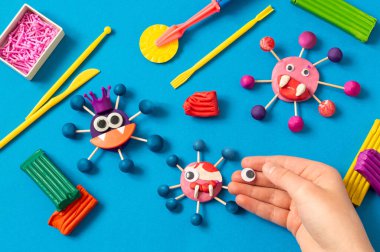 Çocuk plastikinden korkunç koronavirüsler yapıyor. Plastik modelleme, karantina sırasında çocuk oyuncağı. Diy. Koronavirüs salgını sırasında çocukları nasıl cezbedeceksiniz? 