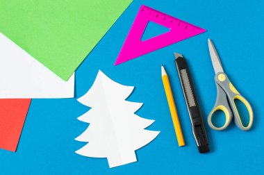 Çocuk Noel ağacından kart yapıyor. Orijinal çocuk sanat projesi. Diy konsepti. Adım adım fotoğraf talimatları. Adım 1. Malzeme ve araçların hazırlanması