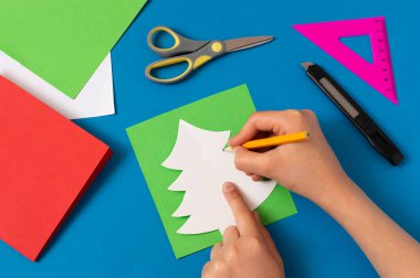 Çocuk Noel ağacından kart yapıyor. Orijinal çocuk sanat projesi. Diy konsepti. Adım adım fotoğraf talimatları. Üçüncü adım. Geçici olarak Noel ağacı çiz