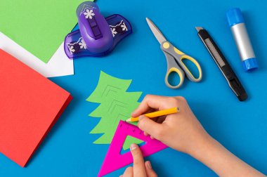 Çocuk Noel ağacından kart yapıyor. Orijinal çocuk sanat projesi. Diy konsepti. Adım adım fotoğraf talimatları. Beşinci adım. Kesik çizgileri çiz
