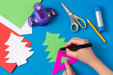 Çocuk Noel ağacından kart yapıyor. Orijinal çocuk sanat projesi. Diy konsepti. Adım adım fotoğraf talimatları. Altıncı adım. Çizgiler boyunca kesim yap