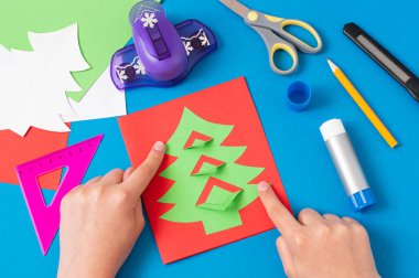 Çocuk Noel ağacından kart yapıyor. Orijinal çocuk sanat projesi. Diy konsepti. Adım adım fotoğraf talimatları. Yedinci adım. Yapıştırıcı Noel ağacı