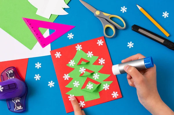 Criança Faz Cartão Com Árvore Natal Projeto Arte Infantil Original — Fotografia de Stock