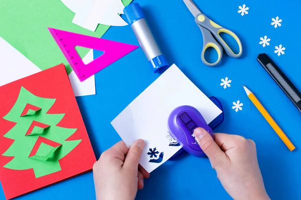 子供はクリスマスツリーでカードを作る オリジナル子供アートプロジェクト Diyのコンセプト ステップバイステップの写真の指示 ステップ8 雪片をカット — ストック写真