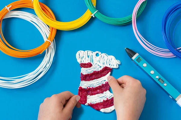 Kind Bastelt Mit Stift Spielzeug Für Weihnachtsbaum Originelles Kunstprojekt Für — Stockfoto