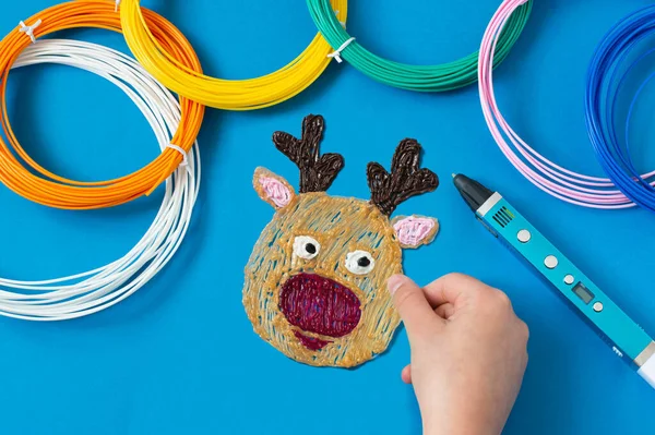 Niño Hace Juguetes Para Árbol Navidad Con Pluma Proyecto Arte —  Fotos de Stock