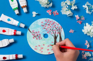 CD 'ye akrilik boyayla resim yapmak. Mevsimler. Bahar manzarası. Yaratıcı sanat projesi 