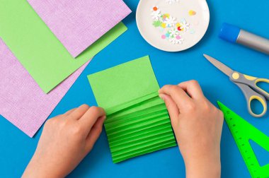 Hacim ağacından Noel kartı nasıl yapılır? Çocuklar için orijinal proje. Diy konsepti. Adım adım fotoğraf talimatları. Üçüncü adım. Zigzag içinde katlanmış kağıt 