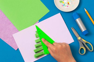 Hacim ağacından Noel kartı nasıl yapılır? Çocuklar için orijinal proje. Diy konsepti. Adım adım fotoğraf talimatları. Yedinci adım. Kartın yarısındaki yapıştırıcı çizgileri 