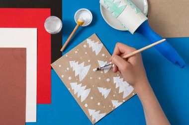 Çocuk Noel için el sanatları hediye paketlerini süslüyor. Çocuklar için orijinal proje. Diy konsepti. Adım adım fotoğraf talimatları. Dördüncü adım. Karı boya 