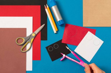 Çocuk Noel için el sanatları hediye paketlerini süslüyor. Çocuklar için orijinal proje. Diy konsepti. Adım adım fotoğraf talimatları. Beşinci adım. Geyiğin gözleri ve burnu için daire çiz.