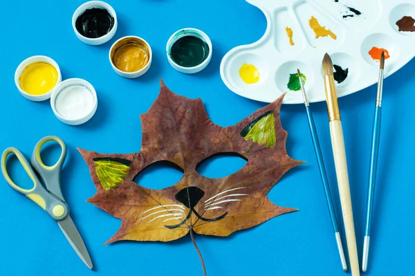 Maska Namalowana Liściu Klonu Rysunek Jesiennych Liściach Maska Cat Fox — Zdjęcie stockowe