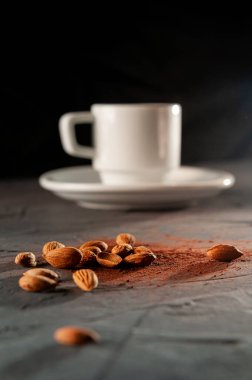 Kakao çekirdekli fincan koyu arka plan dikey çerçeve