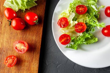 Tahta üzerinde salata hazırlama işlemi bıldırcın yumurtası ve vişneli salata için hazırlanır.