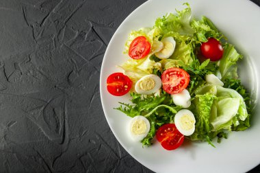 Kilo vermek ve sağlıklı beslenmek için diyet salatası, sağlıklı yaşam tarzı ve doğru yemekler, sebzeli salata, vişneli domates, bıldırcın yumurtası, düz yatak ve üst manzara. Metin yazmak için boş alan ve