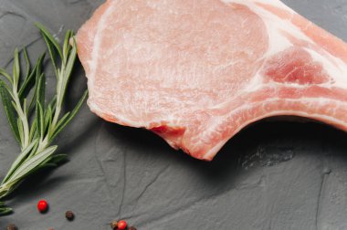 Büyük kesilmiş salamura edilmiş çiğ et, makro atış, yukarıdan görüş.