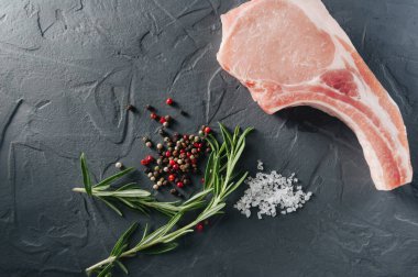 Salamura, tuz ve biberli barbekü için çiğ et.