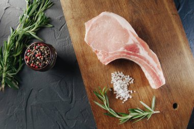 Biftek masada çiğ ve baharat manzaralı.