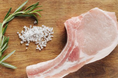 Tahtada taze pembe et ve tuz.