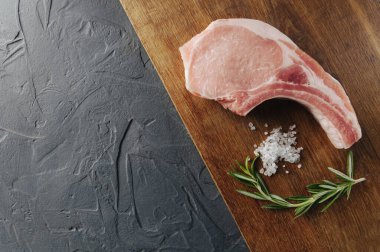 Koyu arkaplanda baharatlı çiğ et, metin için boş alan, üst görünüm