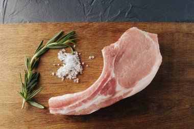 Tahtada pirzola ve çiğ et ile birlikte pişirme ve tuz, yukarıdan manzara, düz yatış ve üst görünüm