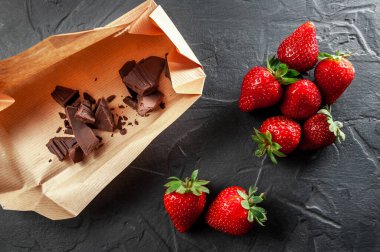 Hazırlık aşamasında çikolatalı çilek.