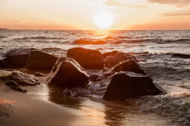 İnsansız denizde parlak ve sıcak bir gün batımı.