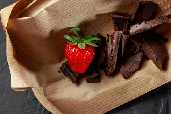 Strawberries with chocolate at the preparation stage — Stock Photo, Image