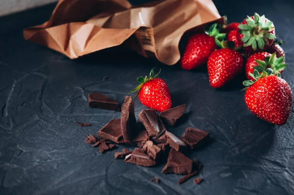 Epres desszert elkészítése csokoládéban sötét háttérrel — Stock Fotó