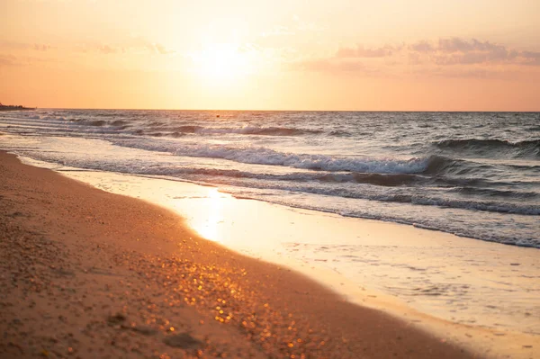 Пляж влітку, пісок і океан на світанку — стокове фото