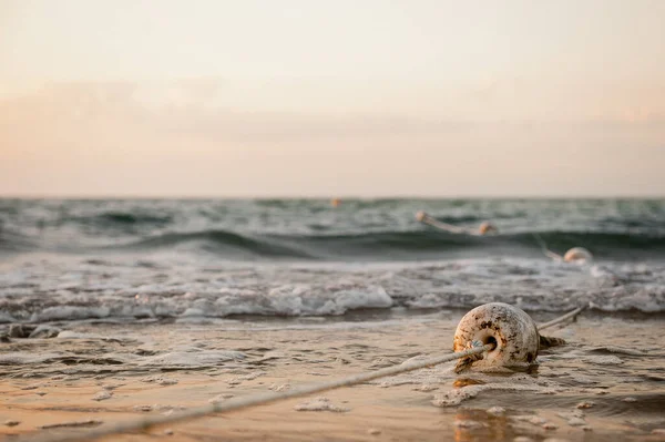 Bóia do mar no mar ao pôr do sol, verão e praia — Fotografia de Stock