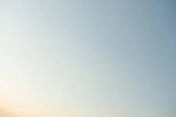 El cielo azul claro sin nubes. Un fondo natural para las imágenes — Foto de Stock