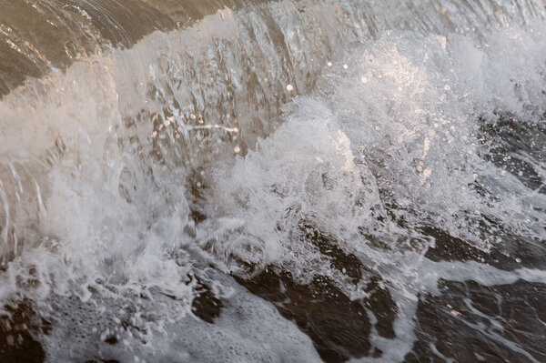Волны в море, брызги волн и воды

