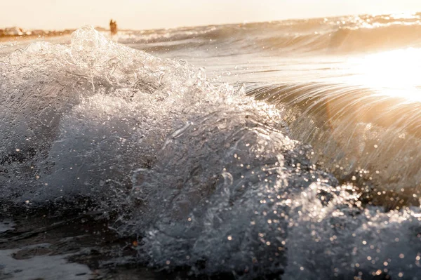 Хвилі в морі, бризки хвилі і вода — стокове фото