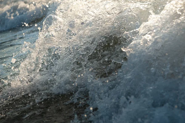 Ondas no mar, ondas salpicantes e água — Fotografia de Stock