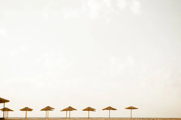 Cadeiras de praia e guarda-chuva em uma bela ilha, vista panorâmica com muito espaço de cópia — Fotografia de Stock
