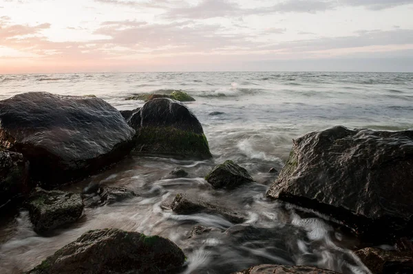 Paisagem do mar ao amanhecer, ondas e salpicos de água ao sol — Fotografia de Stock