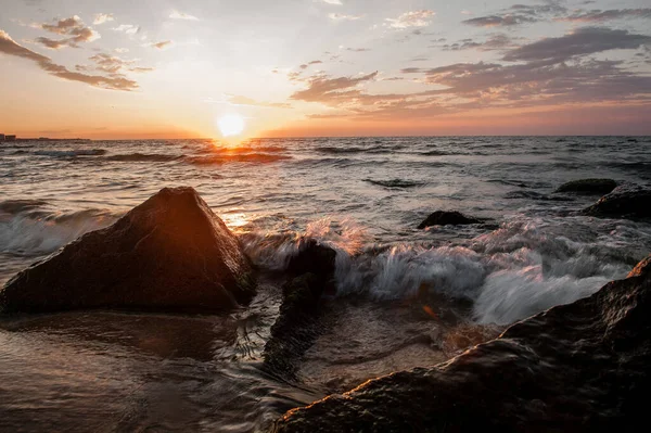 Пейзаж моря на світанку, хвилі і бризки води на сонці — стокове фото